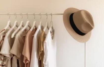 How to Match the Color of Your Handbag With an Outfit